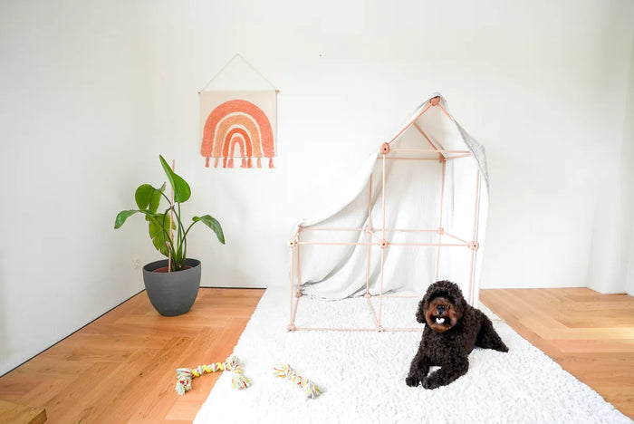 Entdecker-Set als Hütte aufgebaut und mit hellem Tuch bespannt, im Kinderzimmer