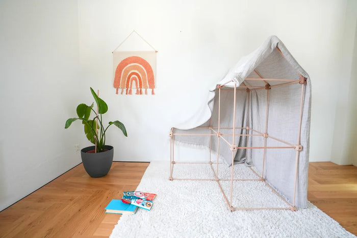Abenteurer-Set als grosse Hütte mit Tuch bespannt, im Kinderzimmer